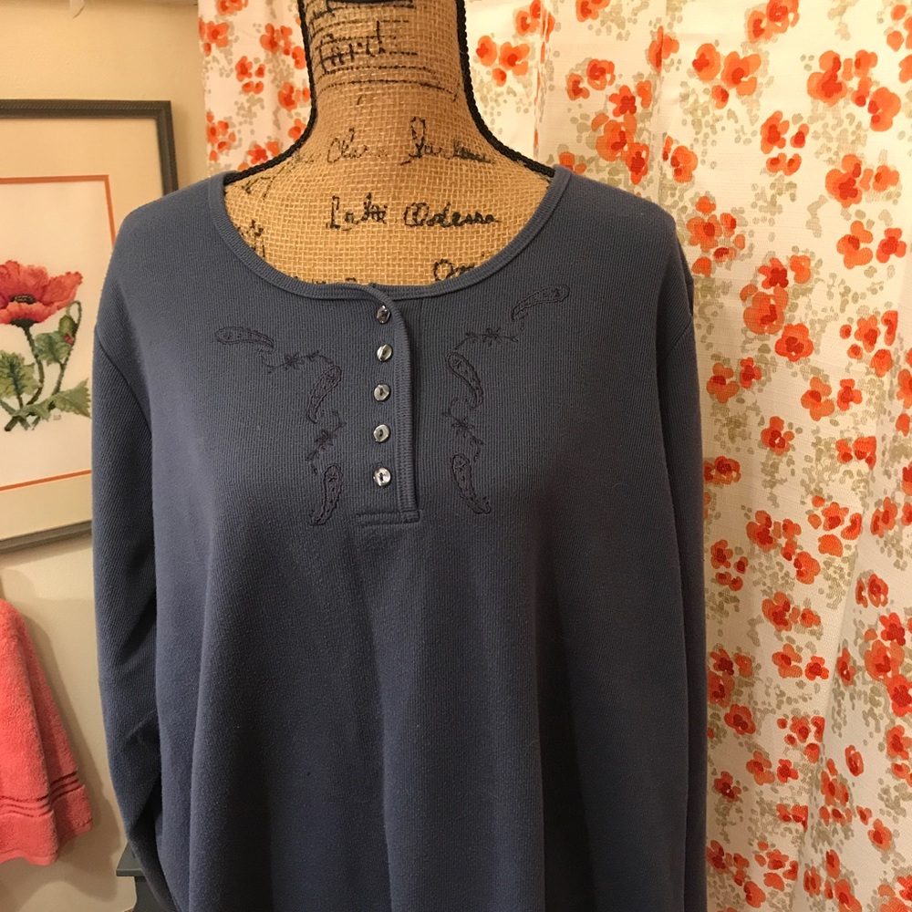 Nice blue knit top w/ embroidery detail. 3X
